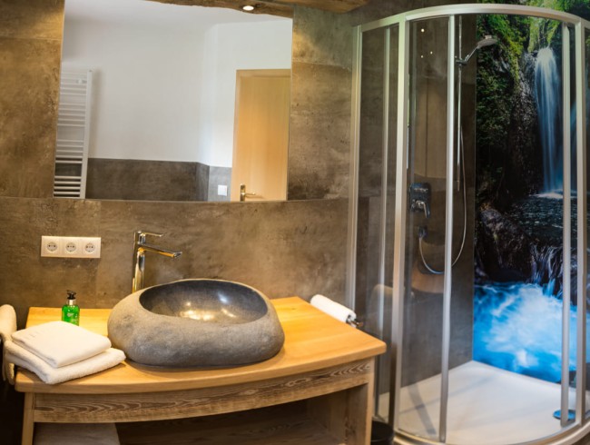 Badezimmer mit Waschbecken aus stein