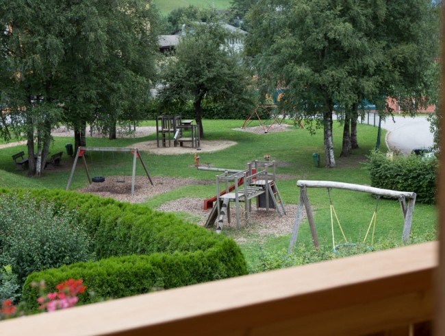 Blick auf den gro&szlig;en Spielplatz