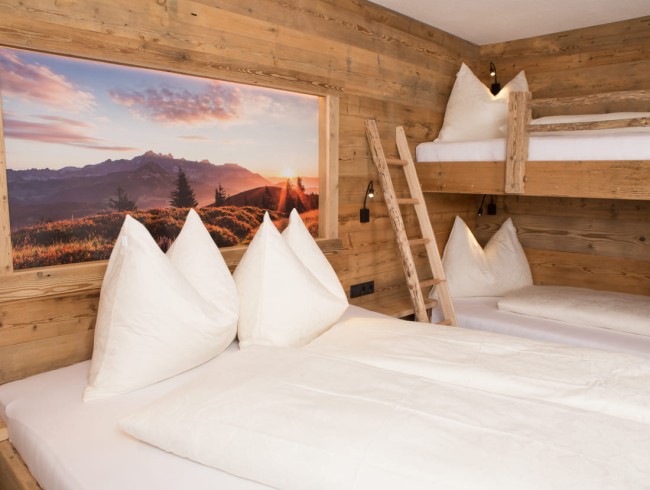 Schlafzimmer mit Doppelbett & Stockbett