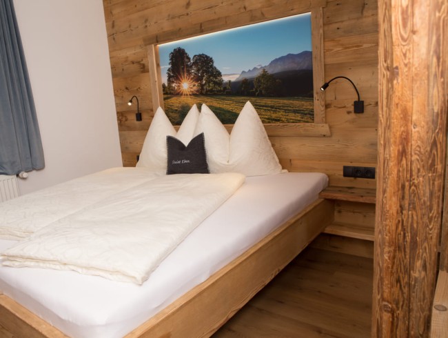 Uriges Schlafzimmer im Chalet Eben