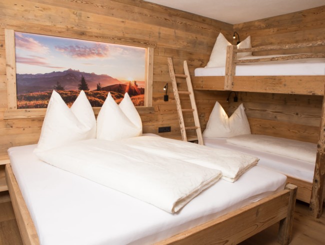 Schlafzimmer mit Doppelbett und Stockbett