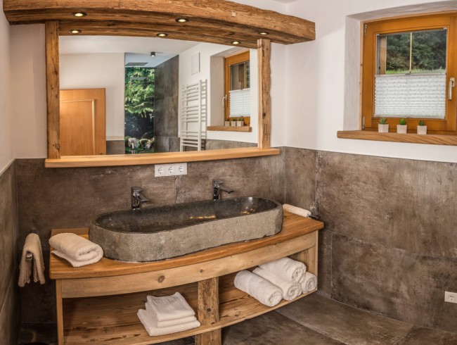 Badezimmer mit Doppelwaschbecken aus Stein