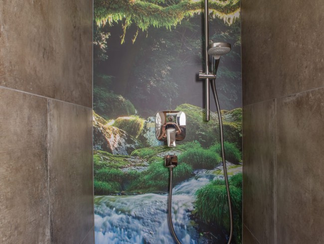 Dusche mit Fotowand
