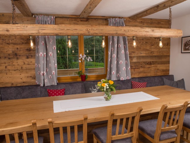 Esstisch f&uuml;r bis zu 12 Personen im Chalet Eben