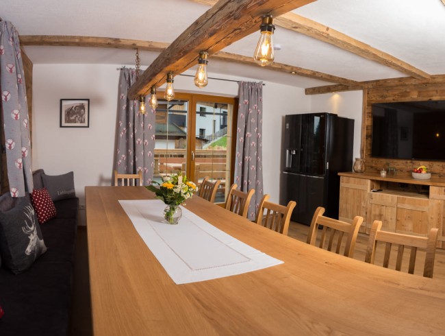 Gro&szlig;e K&uuml;che mit Esstisch