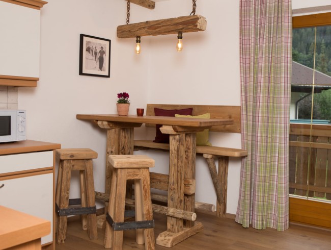 Kleine K&uuml;che im Obergeschoss mit Fr&uuml;hst&uuml;ckstisch f&uuml;r 4 Personen