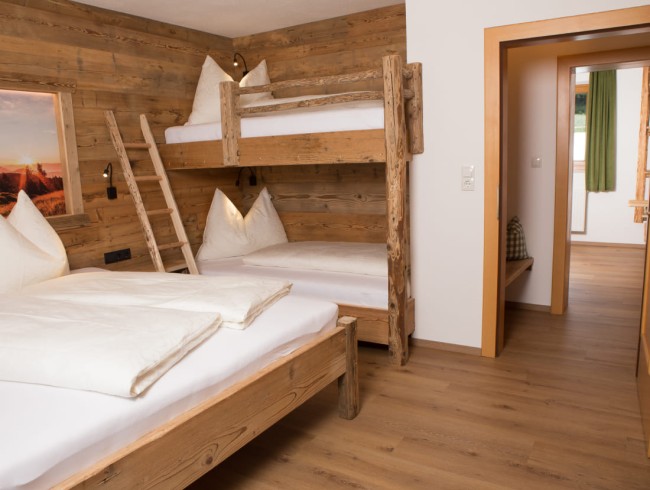 Schlafzimmer f&uuml;r 2 Erwachsene und 2 Kinder