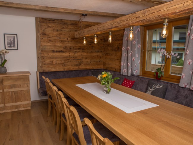 Gro&szlig;er Esstisch f&uuml;r 10 bis 12 Personen