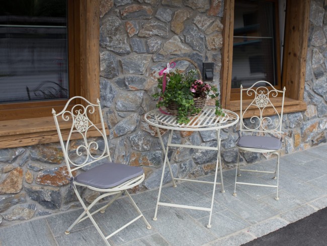 Kleiner Tisch mit Sesseln vor dem Chalet Eben