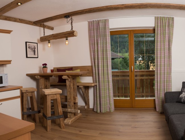 Wohnk&uuml;che im 1. Stock mit Balkon