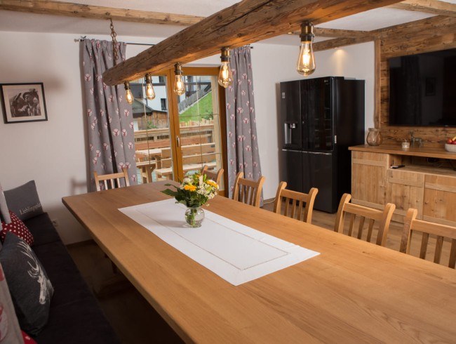 Gro&szlig;e K&uuml;che mit modernen Ger&auml;ten