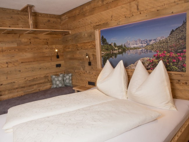 Schlafzimmer mit Fotoleinwand vom Spiegelsee