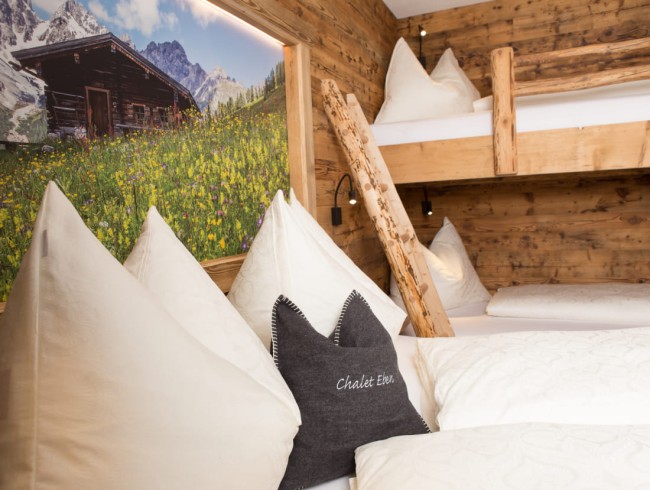 Schlafzimmer mit Fotoleinwand von der Sulzenkaralm