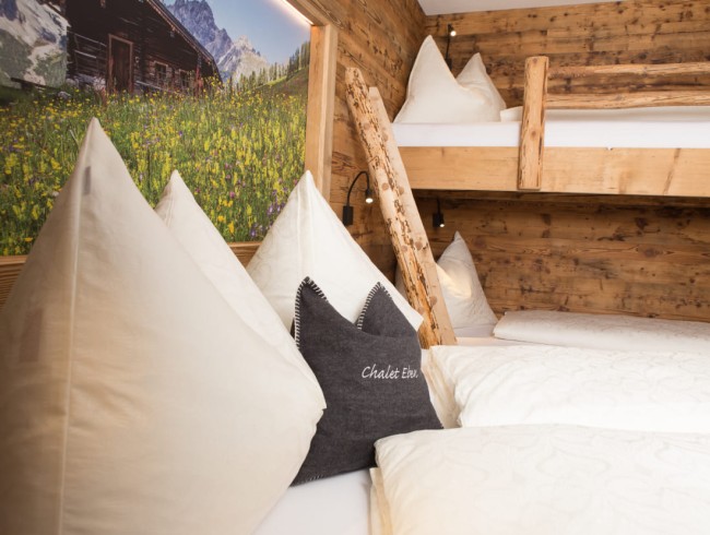 Schlafzimmer mit Doppelbett und Stockbett