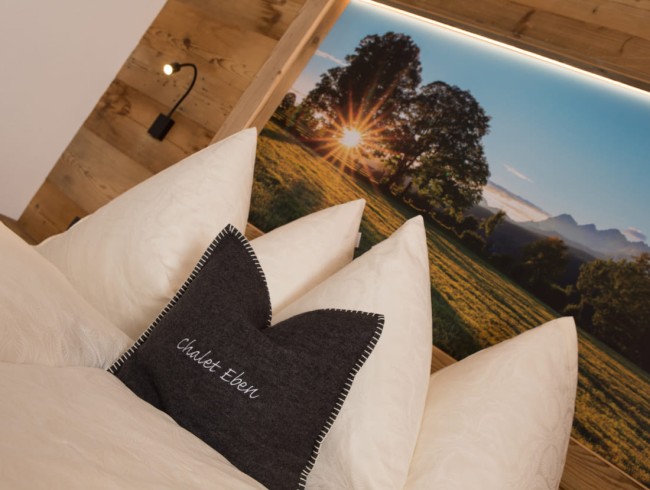 Schlafzimmer mit Lodenkissen im Chalet Eben