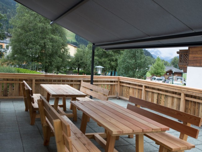 Mit Pergola-Markise &uuml;berdachte Terrasse