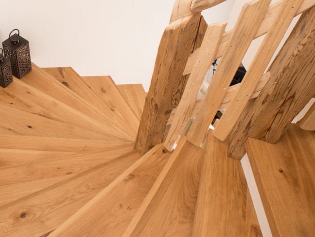 Holztreppe in den ersten Stock